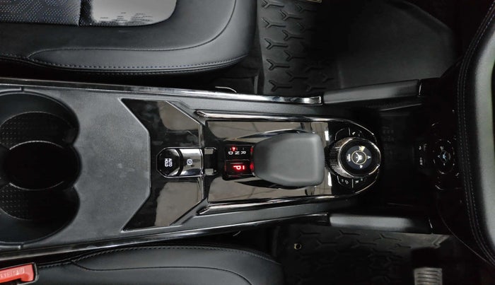 2024 Tata Safari ACCOMPLISHED DARK EDITION AT, Diesel, Automatic, 5,733 km, Gear Lever