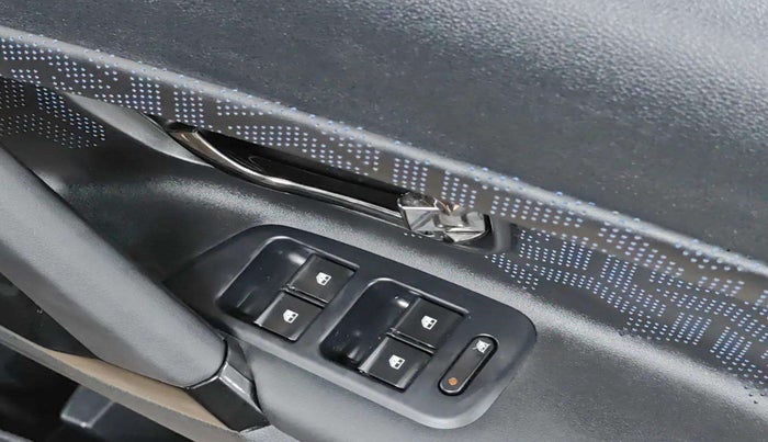 2024 Tata Safari ACCOMPLISHED DARK EDITION AT, Diesel, Automatic, 5,733 km, Driver Side Door Panels Control