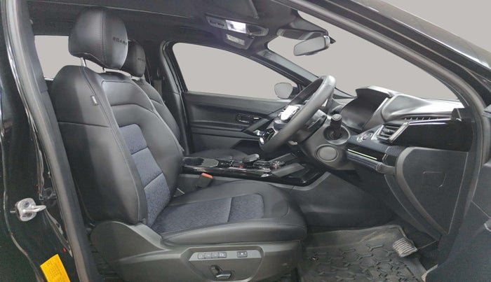 2024 Tata Safari ACCOMPLISHED DARK EDITION AT, Diesel, Automatic, 5,733 km, Right Side Front Door Cabin