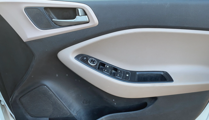 2017 Hyundai Elite i20 ASTA 1.2 (O), CNG, Manual, 1,39,563 km, Driver Side Door Panels Control