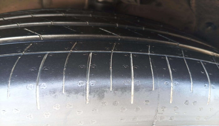 2021 KIA CARNIVAL LIMOUSINE PLUS 2.2 7 STR, Diesel, Automatic, 1,25,850 km, Right Rear Tyre Tread