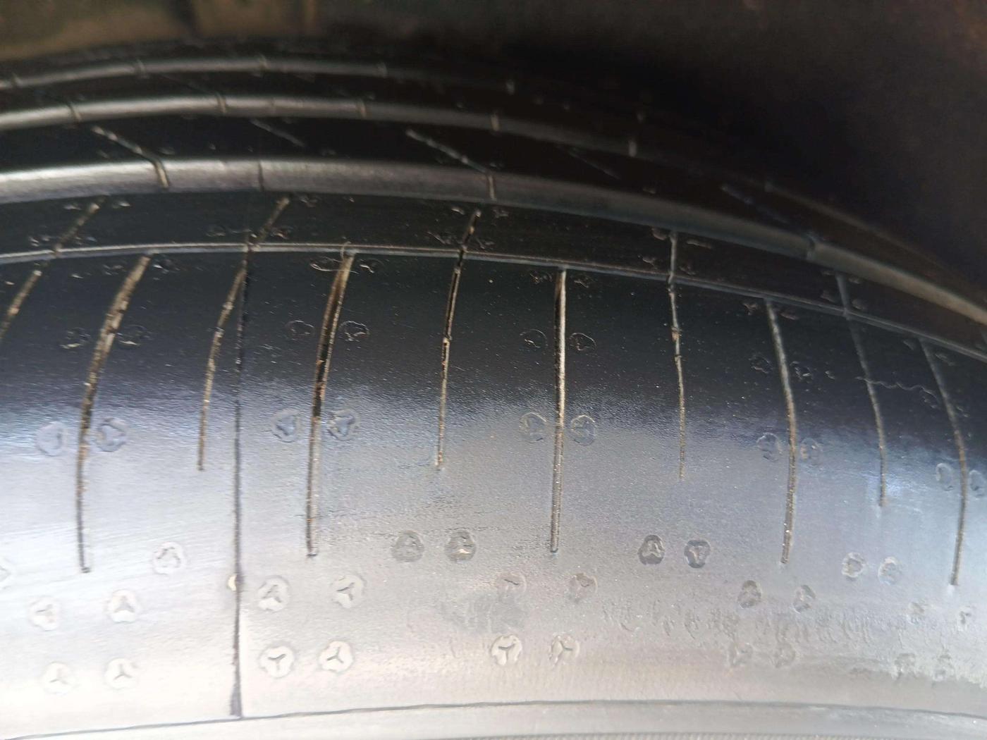 2021 KIA CARNIVAL LIMOUSINE PLUS 2.2 7 STR, Diesel, Automatic, 1,25,850 km, Left Front Tyre Tread