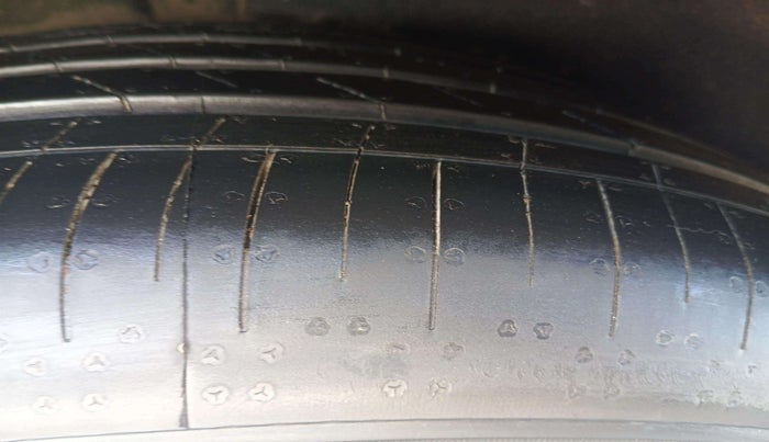 2021 KIA CARNIVAL LIMOUSINE PLUS 2.2 7 STR, Diesel, Automatic, 1,25,850 km, Left Front Tyre Tread