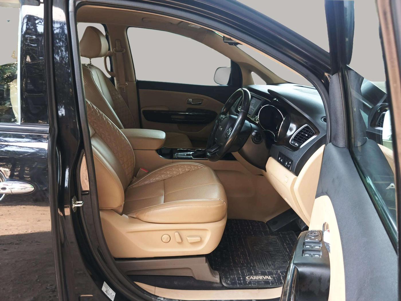 2021 KIA CARNIVAL LIMOUSINE PLUS 2.2 7 STR, Diesel, Automatic, 1,25,850 km, Right Side Front Door Cabin