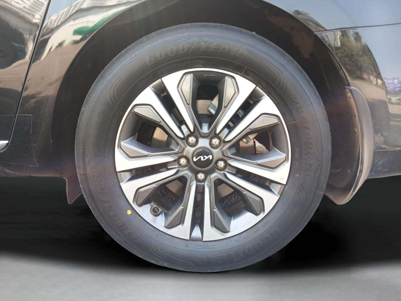 2021 KIA CARNIVAL LIMOUSINE PLUS 2.2 7 STR, Diesel, Automatic, 1,25,850 km, Right Front Wheel
