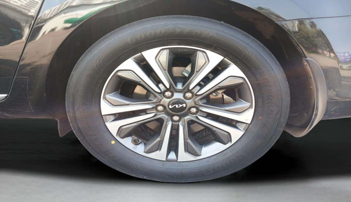 2021 KIA CARNIVAL LIMOUSINE PLUS 2.2 7 STR, Diesel, Automatic, 1,25,850 km, Right Front Wheel