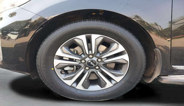 2021 KIA CARNIVAL LIMOUSINE PLUS 2.2 7 STR, Diesel, Automatic, 1,25,850 km, Left Front Wheel