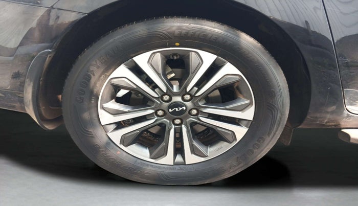 2021 KIA CARNIVAL LIMOUSINE PLUS 2.2 7 STR, Diesel, Automatic, 1,25,850 km, Right Rear Wheel