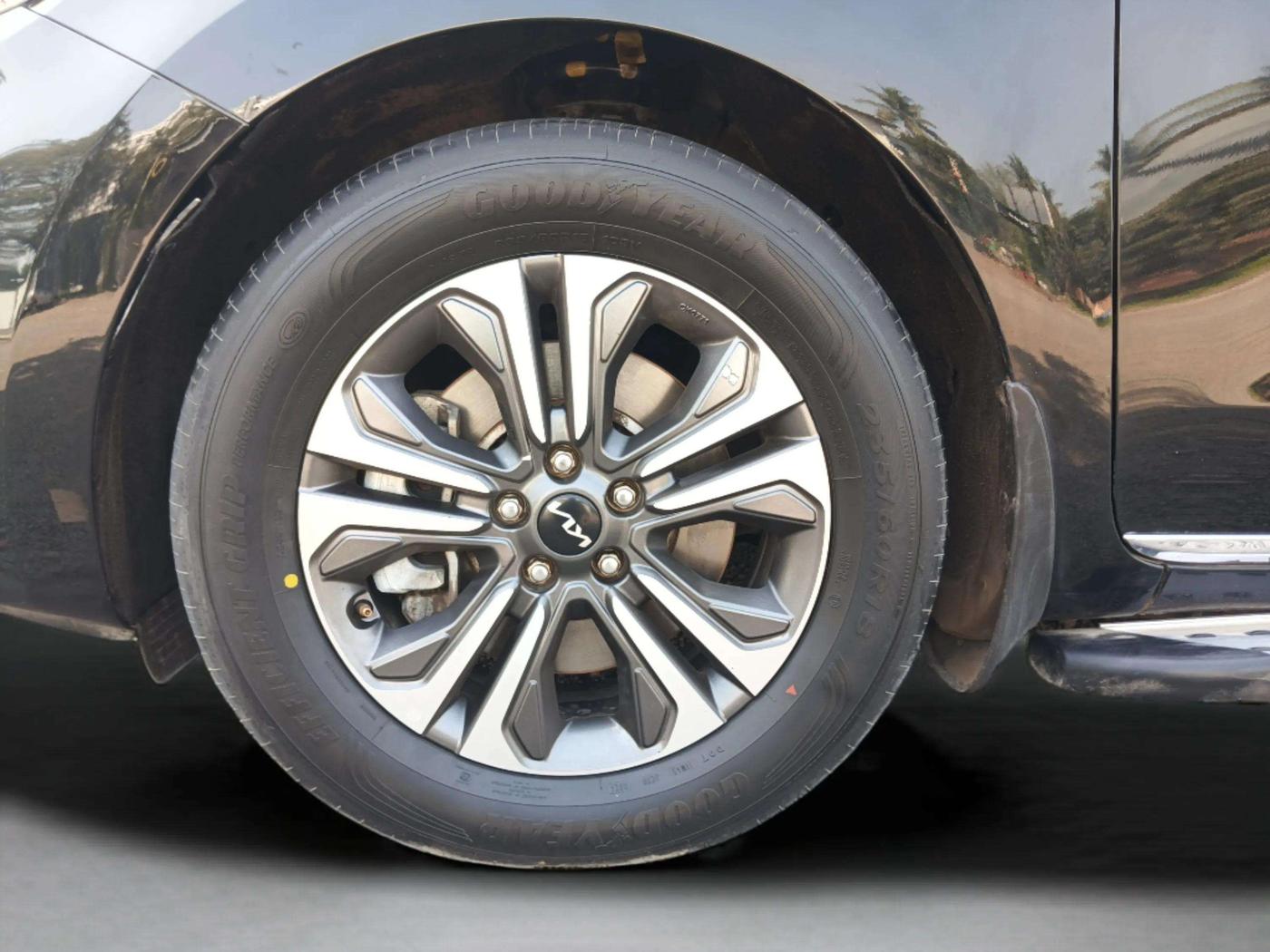 2021 KIA CARNIVAL LIMOUSINE PLUS 2.2 7 STR, Diesel, Automatic, 1,25,850 km, Left Rear Wheel