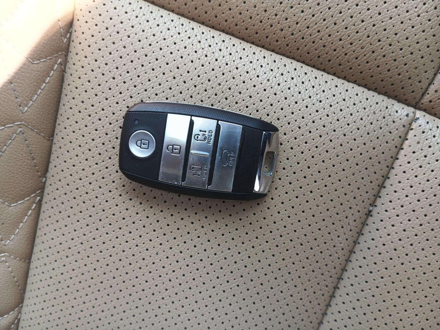 2021 KIA CARNIVAL LIMOUSINE PLUS 2.2 7 STR, Diesel, Automatic, 1,25,850 km, Key Close Up