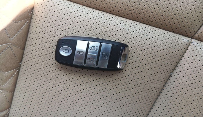 2021 KIA CARNIVAL LIMOUSINE PLUS 2.2 7 STR, Diesel, Automatic, 1,25,850 km, Key Close Up