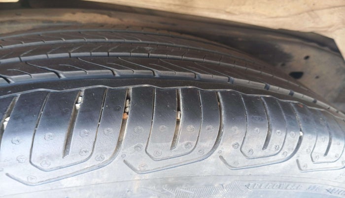 2022 Toyota Innova Crysta 2.4 ZX AT 7 STR, Diesel, Automatic, 1,34,428 km, Right Rear Tyre Tread