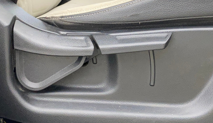 2020 KIA SONET HTX 1.0 IMT, Petrol, Manual, 38,969 km, Driver Side Adjustment Panel