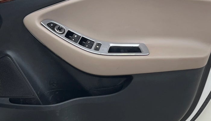 2016 Hyundai Elite i20 ASTA 1.2 (O), CNG, Manual, 70,409 km, Driver Side Door Panels Control