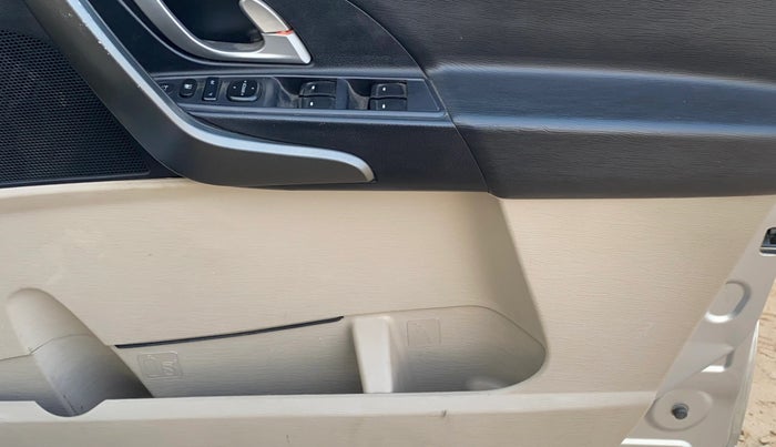 2017 Mahindra XUV500 W6, Diesel, Manual, 1,18,431 km, Driver Side Door Panels Control