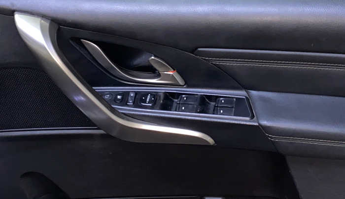 2019 Mahindra XUV500 W11, Diesel, Manual, 35,341 km, Driver Side Door Panels Control