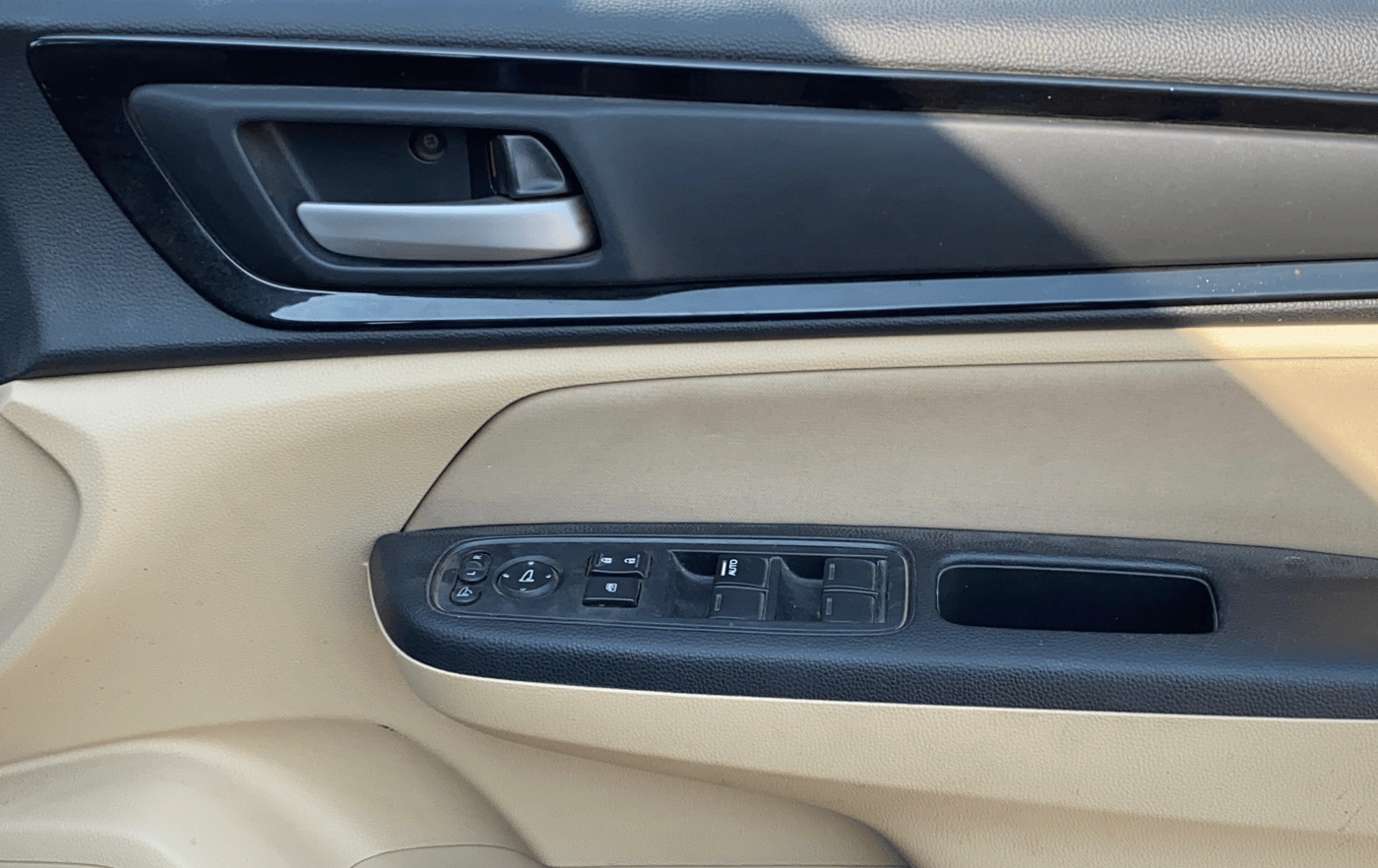 2020 Honda Amaze 1.2L I-VTEC S, CNG, Manual, 65,296 km, Driver Side Door Panels Control