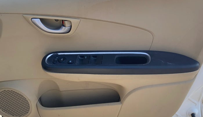 2016 Honda Amaze 1.2L I-VTEC SX, CNG, Manual, 1,08,799 km, Driver Side Door Panels Control