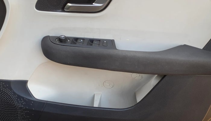 2022 Tata ALTROZ XZ PLUS PETROL, Petrol, Manual, 31,397 km, Driver Side Door Panels Control