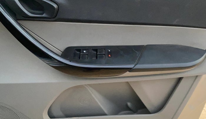 2018 Tata Tiago XT PETROL, CNG, Manual, 72,080 km, Driver Side Door Panels Control