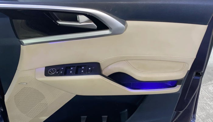 2022 KIA CARENS LUXURY PLUS 1.4 PETROL 7 STR, Petrol, Manual, 28,087 km, Driver Side Door Panels Control