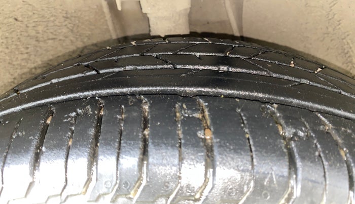 2022 Hyundai NEW I20 ASTA (O) 1.2 AT, Petrol, Automatic, 30,043 km, Right Front Tyre Tread