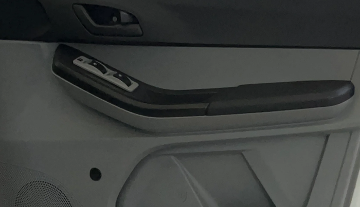 2020 Tata Tiago XE 1.2 REVOTRON, CNG, Manual, 44,053 km, Driver Side Door Panels Control