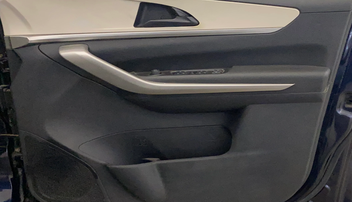 2022 Mahindra XUV700 MX P MT 5 STR, Petrol, Manual, 50,722 km, Driver Side Door Panels Control