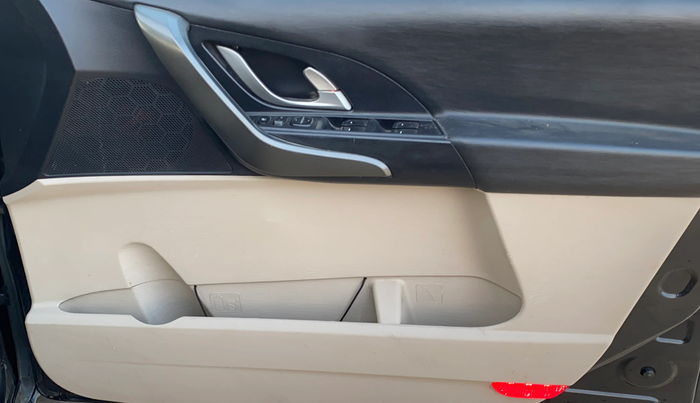 2016 Mahindra XUV500 W8, Diesel, Manual, 83,424 km, Driver Side Door Panels Control