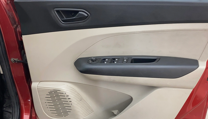 2020 Renault TRIBER RXT, Petrol, Manual, 62,986 km, Driver Side Door Panels Control