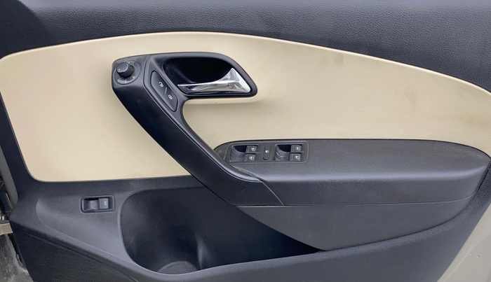 2017 Skoda Rapid STYLE 1.6 MPI, Petrol, Manual, 1,26,040 km, Driver Side Door Panels Control