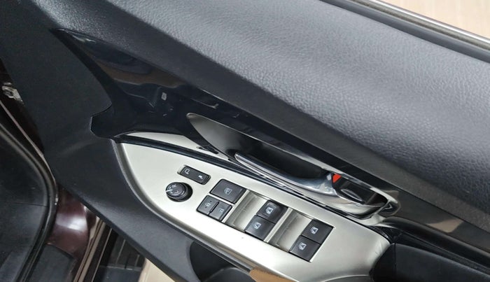 2016 Toyota Innova Crysta 2.7 ZX AT 7 STR, Petrol, Automatic, 38,897 km, Driver Side Door Panels Control