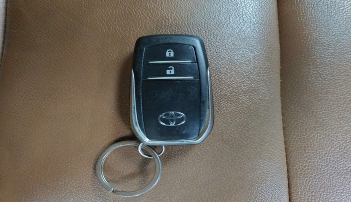 2016 Toyota Innova Crysta 2.7 ZX AT 7 STR, Petrol, Automatic, 38,897 km, Key Close Up