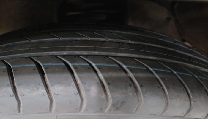 2016 Toyota Innova Crysta 2.7 ZX AT 7 STR, Petrol, Automatic, 38,897 km, Right Front Tyre Tread