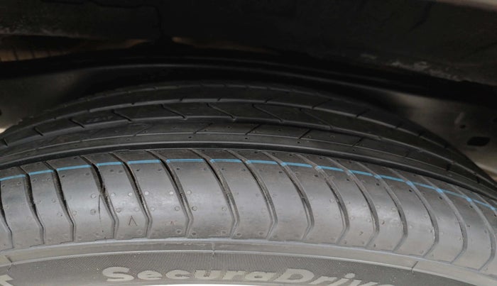 2016 Toyota Innova Crysta 2.7 ZX AT 7 STR, Petrol, Automatic, 38,897 km, Left Front Tyre Tread