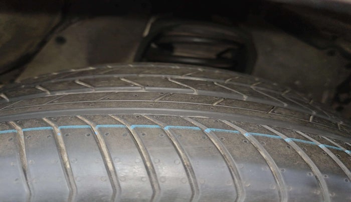 2016 Toyota Innova Crysta 2.7 ZX AT 7 STR, Petrol, Automatic, 38,897 km, Right Rear Tyre Tread