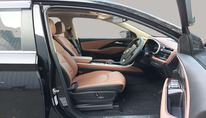 2025 MG HECTOR PLUS SAVVY PRO 1.5 TURBO CVT 7 STR, Petrol, Automatic, 3,709 km, Right Side Front Door Cabin