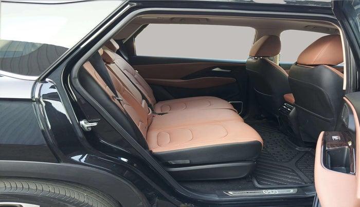 2025 MG HECTOR PLUS SAVVY PRO 1.5 TURBO CVT 7 STR, Petrol, Automatic, 3,709 km, Right Side Rear Door Cabin