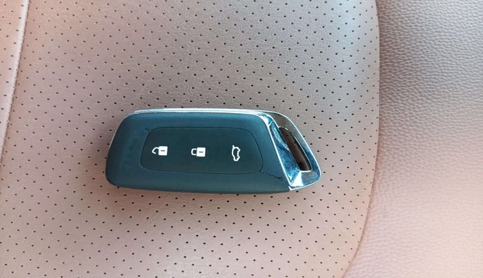 2025 MG HECTOR PLUS SAVVY PRO 1.5 TURBO CVT 7 STR, Petrol, Automatic, 3,709 km, Key Close Up