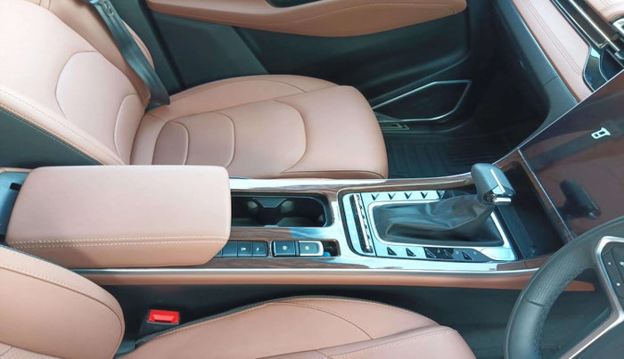 2025 MG HECTOR PLUS SAVVY PRO 1.5 TURBO CVT 7 STR, Petrol, Automatic, 3,709 km, Gear Lever