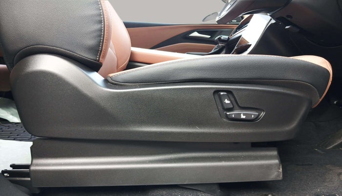 2025 MG HECTOR PLUS SAVVY PRO 1.5 TURBO CVT 7 STR, Petrol, Automatic, 3,709 km, Driver Side Adjustment Panel