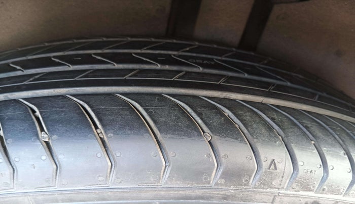 2025 MG HECTOR PLUS SAVVY PRO 1.5 TURBO CVT 7 STR, Petrol, Automatic, 3,709 km, Left Front Tyre Tread