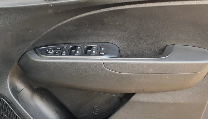 2020 Hyundai VENUE SX 1.0 TURBO, Petrol, Manual, 48,521 km, Driver Side Door Panels Control