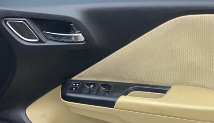 2017 Honda City 1.5L I-VTEC V MT, Petrol, Manual, 1,04,917 km, Driver Side Door Panels Control