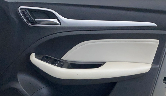 2022 MG ASTOR STYLE EX 1.5 MT, Petrol, Manual, 32,276 km, Driver Side Door Panels Control