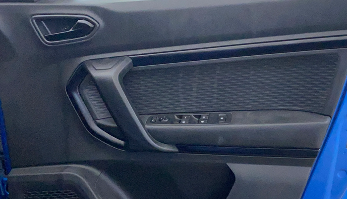 2022 Renault Kiger RXZ AMT DUAL TONE, Petrol, Automatic, 1,07,384 km, Driver Side Door Panels Control