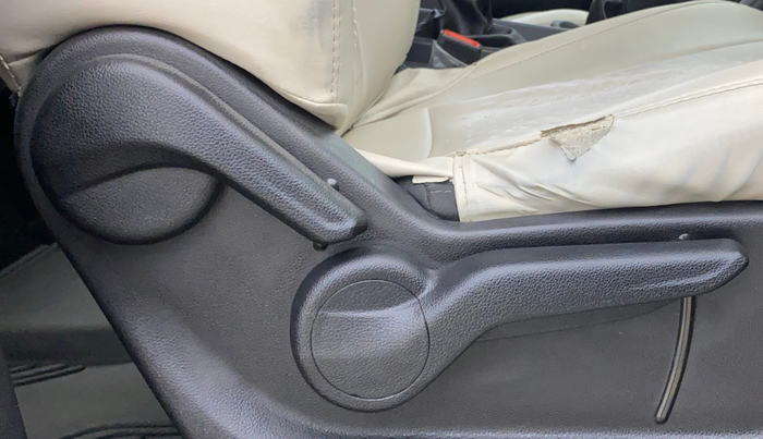 2023 Mahindra XUV700 MX P MT 5 STR, Petrol, Manual, 50,592 km, Driver Side Adjustment Panel