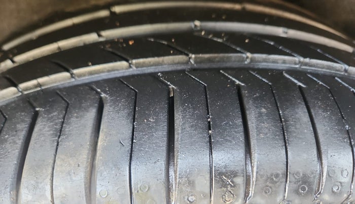 2015 Mercedes Benz E Class E 200 Avantgarde, Petrol, Automatic, 33,511 km, Left Rear Tyre Tread