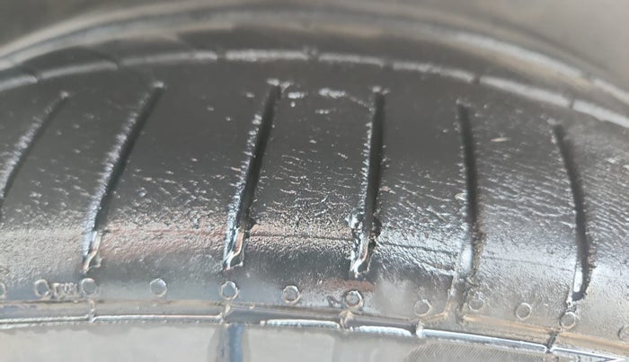 2015 Mercedes Benz E Class E 200 Avantgarde, Petrol, Automatic, 33,511 km, Left Front Tyre Tread