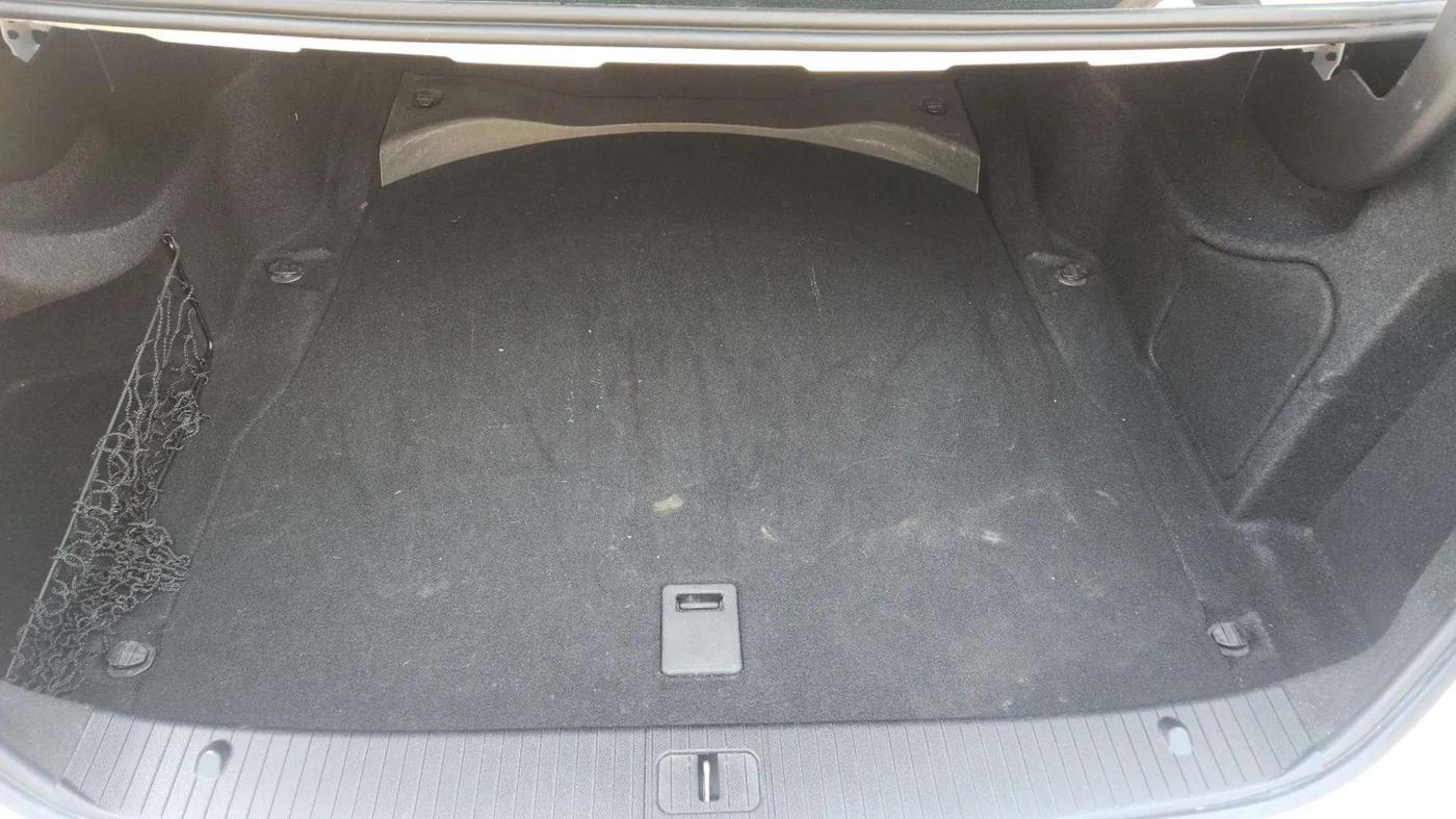2015 Mercedes Benz E Class E 200 Avantgarde, Petrol, Automatic, 33,511 km, Boot Inside